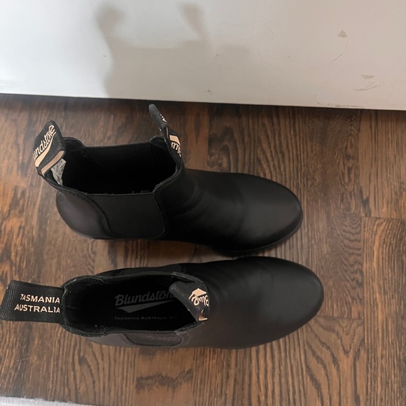 Women’s Blundstone boots (black, size 6.5, #2365, 3” heel) - Picture 5 of 9